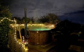 Golf & Family Chill Cottage, Hot-Tub, Beach 10 Min